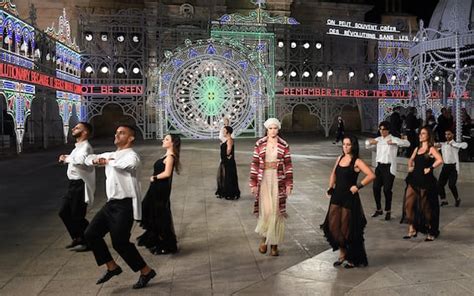 Sfilata Dior a Lecce, il video: la collezione Cruise va in scena tra 